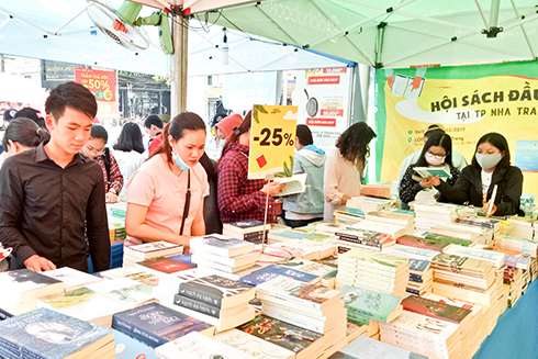 Đông đảo độc giả trẻ đến với hội sách Nha Trang. 