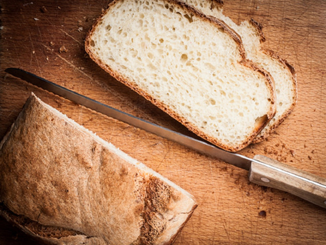 Bánh mì trắng làm từ bột tinh luyện không tốt cho viêm khớp vì làm tăng nguy cơ viêm nhiễm của cơ thể SHUTTERSTOCK