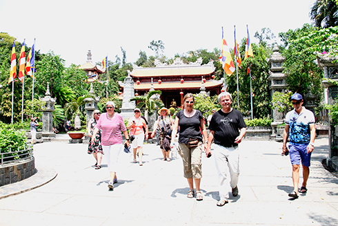 Khách du lịch tham quan chùa Long Sơn. 