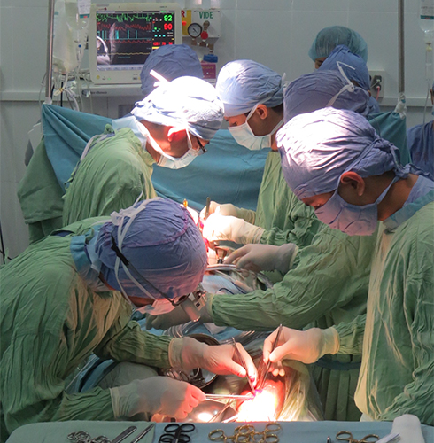Các bác sĩ Khoa Ngoại lồng ngực - mạch máu thực hiện  đồng thời 2 phẫu thuật trên bệnh nhân. 