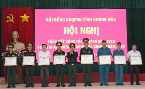 Lãnh đạo Bộ CHQS tỉnh Khánh Hòa trao Bằng khen của UBND tỉnh cho các tập thể.