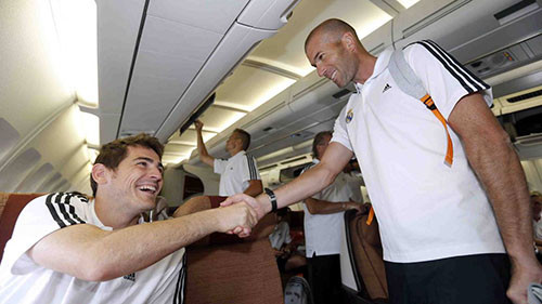 Casillas rất yêu mến người đồng đội cũ Zidane. Ảnh: Reuters.
