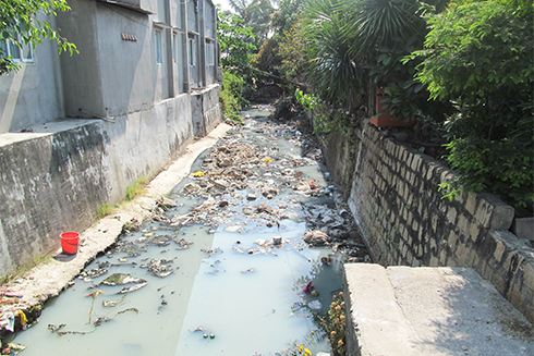Đoạn hạ lưu nước bẩn gây ô nhiễm.