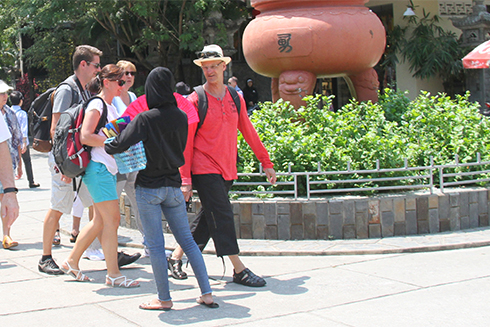 Người bán hàng rong đeo bám, chèo kéo du khách tại cổng chùa Long Sơn.