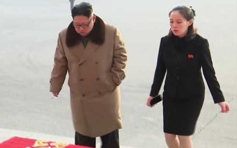 Lãnh đạo Triều Tiên Kim Jong-un (bên trái) và em gái. Ảnh: Yonhap.