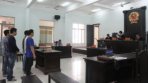 Vác hung khí chém nhau vì nghi &quot;nhìn đểu&quot;!