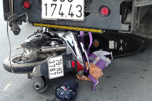 Tông vào đuôi xe tải, người phụ nữ chở con nhỏ bị thương