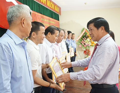 Ông Lương Kiên Định trao giấy khen cho các tổ chức cơ sở Đảng.