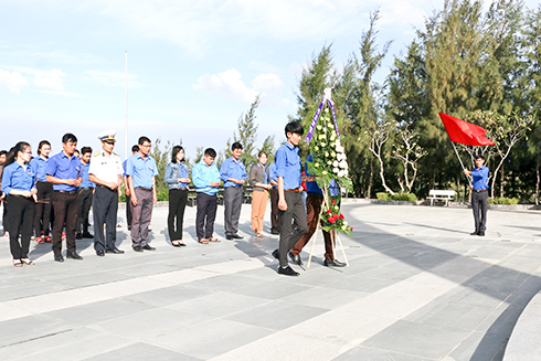 Nhiều cơ sở đoàn thanh niên  tới thăm viếng, làm lễ kết  nạp đoàn viên mới tại  Khu tưởng niệm chiến sĩ Gạc Ma.