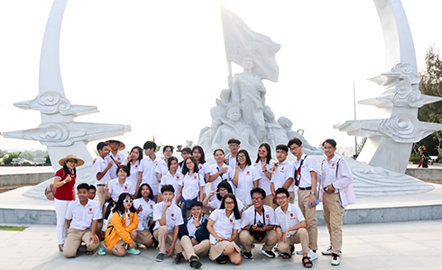 Trường iSchool Nha Trang: Dâng hương Khu tưởng niệm chiến sĩ Gạc Ma