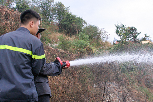 Dập tắt đám cháy trên đồi Trại Thủy