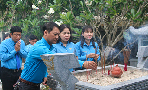 Dâng hương tại Khu tưởng niệm chiến sĩ Gạc Ma