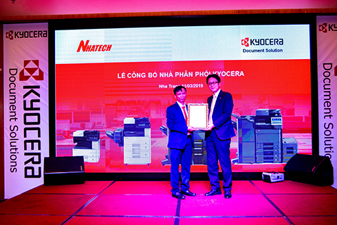 Lãnh đạo Công ty Nhatech (bên trái) nhận giấy chứng nhận nhà phân phối chính thức của hãng Kyocera tại thị trường Việt Nam.