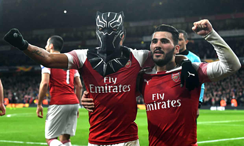 Aubameyang đeo mặt nạ Black Panther chia vui sau khi ghi bàn ấn định chiến thắng. Ảnh: EPA.