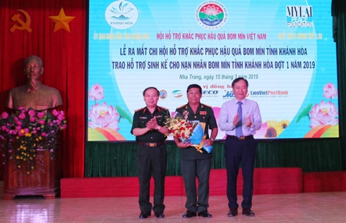 Ông Nguyễn Đắc Tài tặng hoa cho Chi hội tại buổi lễ.
