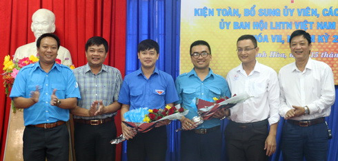 Các đại biểu chúc mừng anh Bùi Hoài Nam, Nguyễn Khắc Duy (thứ 3 và thứ 4 từ trái qua).