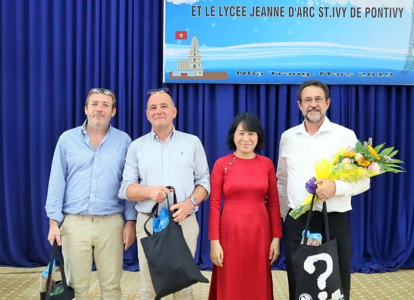 Lãnh đạo Trường Đại học Khánh Hòa tặng quà cho đoàn giảng viên và sinh viên Trường Jeanne D’Arc St.Ivy.