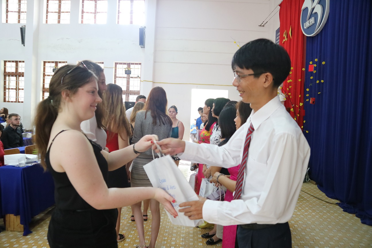 Sinh viên Trường Jeanne D’Arc St.Ivy tặng quà cho giảng viên Trường Đại học Khánh Hòa. 