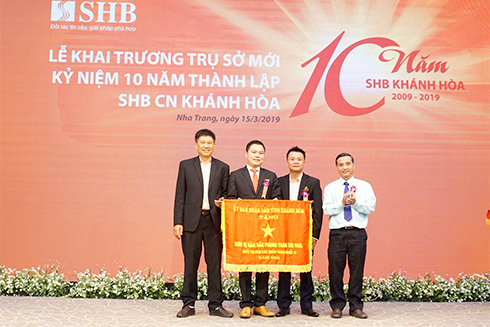          Lãnh đạo SHB Chi nhánh Khánh Hòa nhận cờ thi đua của UBND tỉnh. 