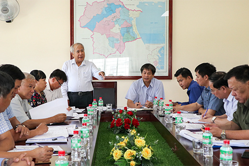 Ông Đào Công Thiên chủ trì cuộc họp tại huyện Cam Lâm.