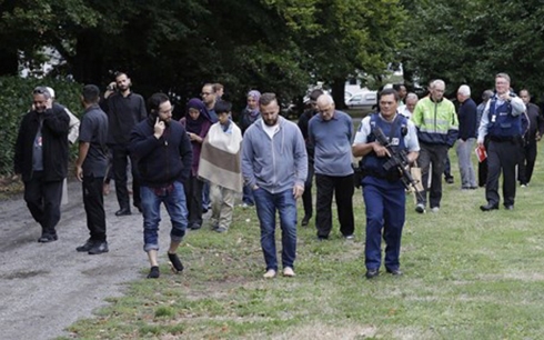 Cảnh sát đưa mọi người rời nhà thờ bị tấn công khủng bố ở TP Christchurch, New Zealand ngày 15/3/2019 (Ảnh: AP)