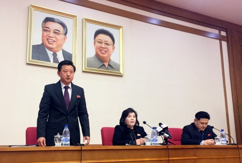 Thứ trưởng Ngoại giao Triều Tiên Choe Son-hui (giữa). Ảnh: AP
