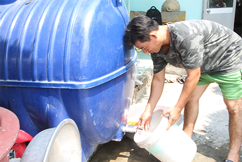Không có nước máy, người dân thôn Khánh Thành Bắc phải mua nước giếng, nước hồ về trữ để sử dụng. 