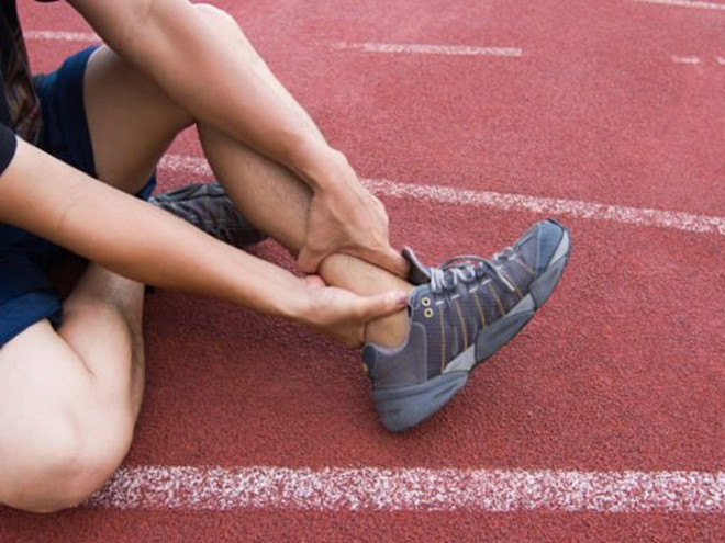 Chấn thương khi vận động hoặc chơi thể thao là một trong những nguyên nhân phổ biến gây đau mắt cá chân SHUTTERSTOCK