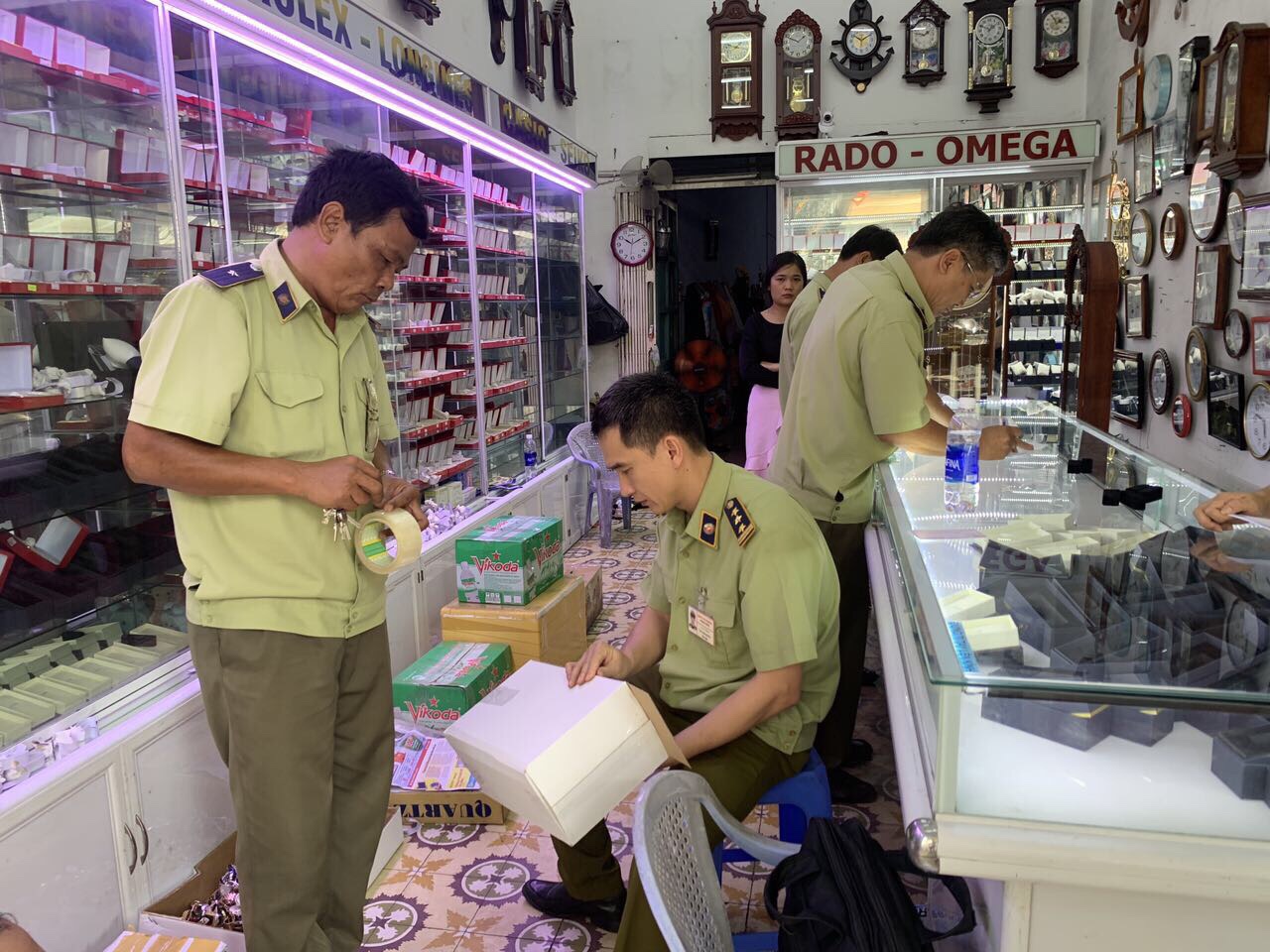 Lực lượng quản lý thị trường kiểm tra một cửa hàng kinh doanh đồng hồ tại TP. Nha Trang.