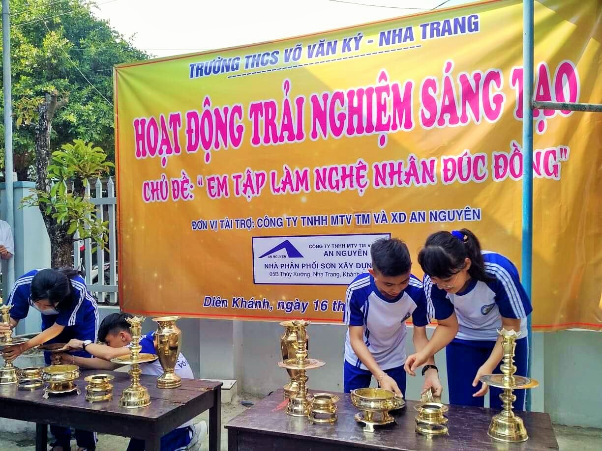 Trải nghiệm  "Một ngày làm nghệ nhân đúc đồng ". 