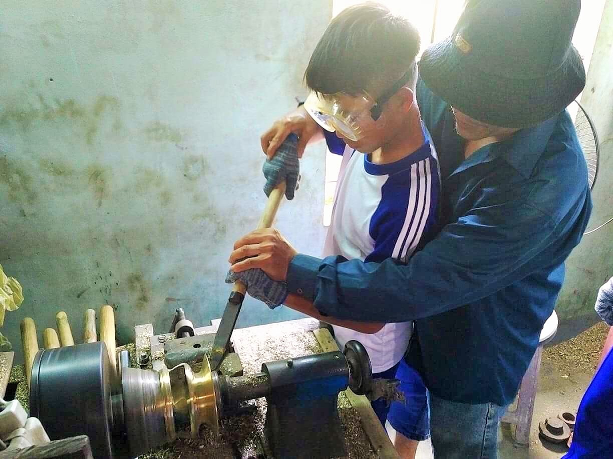 Thực hành một công đoạn trong quy trình đúc đồng. 