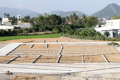 Đất ở nông thôn: Một khu vực ở xã Vĩnh Thái (TP. Nha Trang) chuyển đổi mục đích sử dụng để phân lô bán nền.  