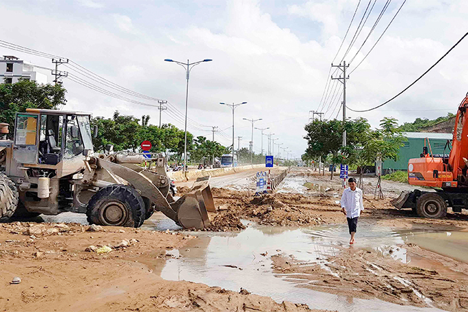 Đường Nguyễn Tất Thành thường bị ngập, đất đá sạt lở bồi lấp  ảnh hưởng việc lưu thông của các phương tiện. 
