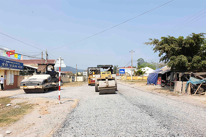 Đẩy nhanh tiến độ sửa chữa đường Nguyễn Huệ