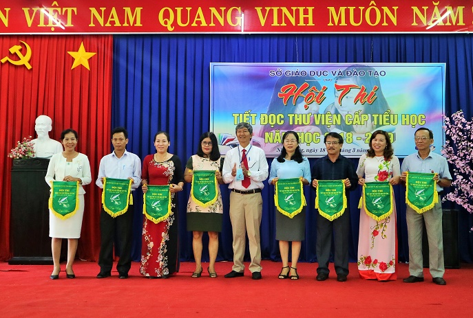 Lãnh đạo Sở Giáo dục và Đào tạo trao cờ lưu niệm cho các phòng giáo dục và đào tạo. 
