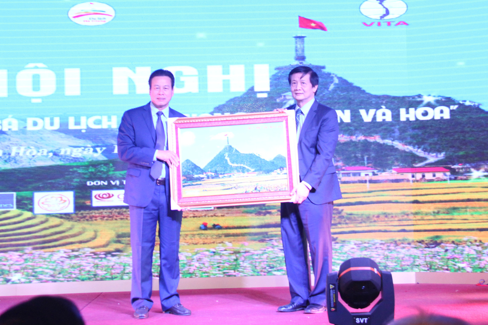 Lãnh đạo tỉnh Hà Giang tặng quà lưu niệm cho tỉnh Khánh Hòa