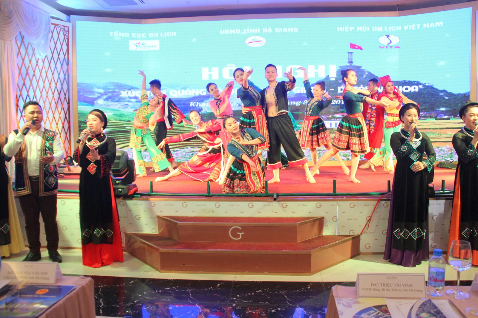 Tiết mục hát múa giới thiệu nét đẹp văn hóa truyền thống của Hà Giang