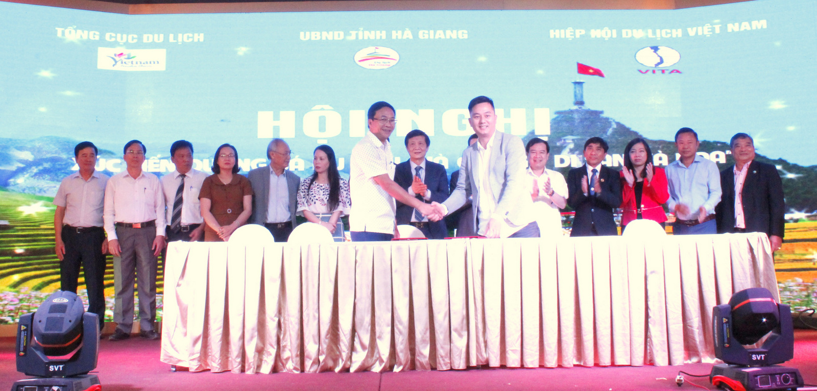 Doang nghiệp Hà Giang ký kết hợp tác du lịch với doanh nghiệp lữ hành khu vực miền Trung