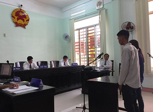 Cướp 100.000 đồng, lãnh 3 năm 6 tháng tù