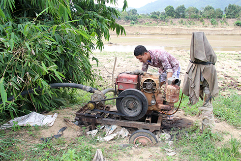 Người dân xã Sơn Lâm đưa nước từ sông Tô Hạp lên tưới cho cây ăn quả.