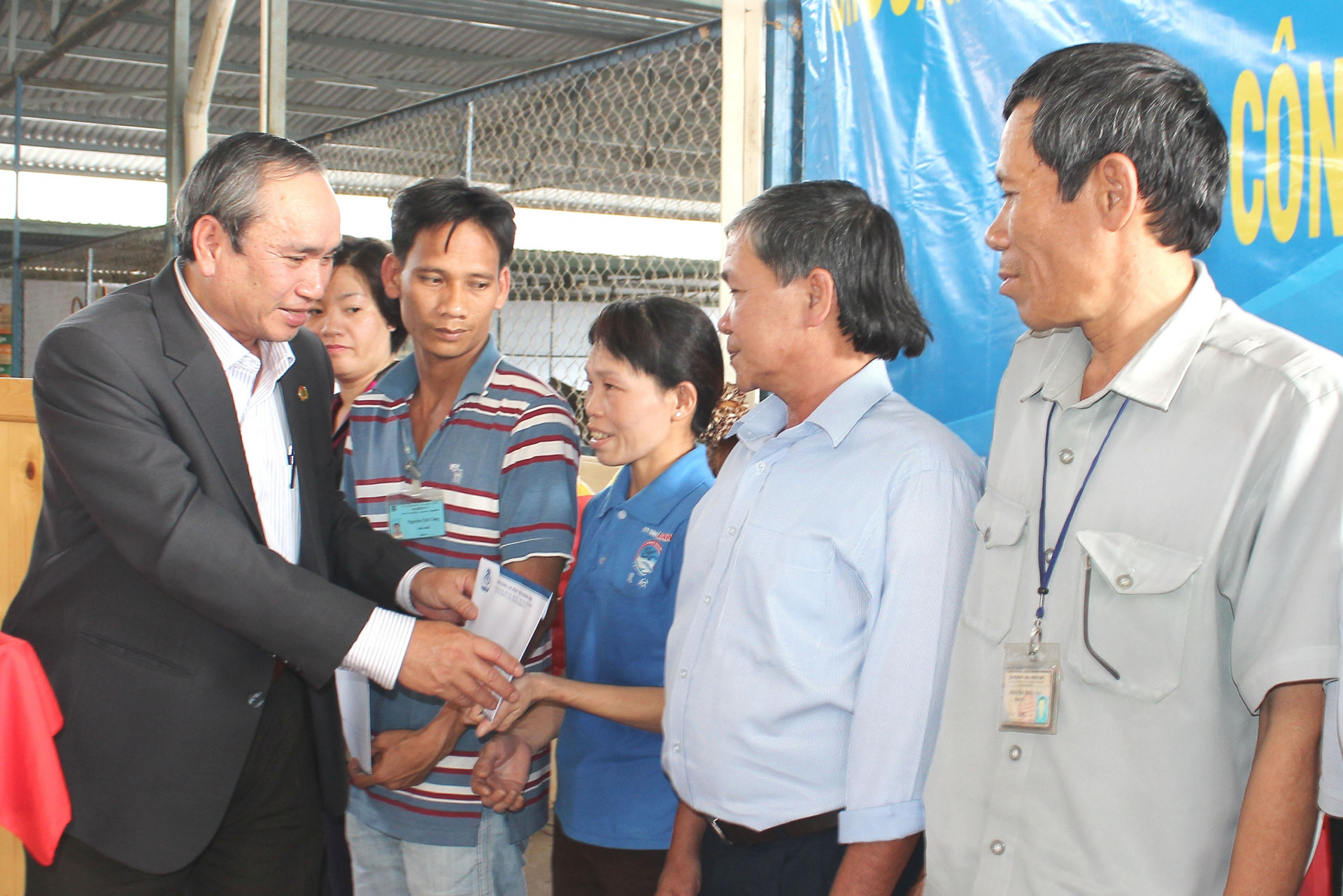 Đại diện Liên đoàn Lao động tỉnh trao hỗ trợ cho công nhân nghèo ở Khu công nghiệp Suối Dầu.
