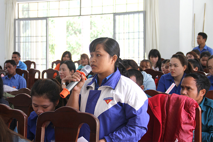 Thanh niên huyện Khánh Sơn đặt câu hỏi với lãnh đạo huyện về những nội dung quan tâm. 