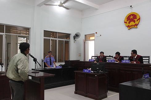 Hàng xóm đánh nhau chỉ vì chút xích mích