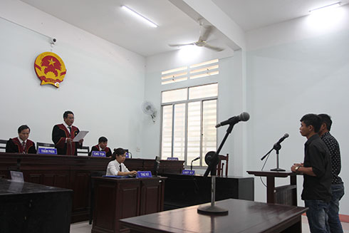 Ném đá vỡ kính vì muốn tài xế xin lỗi