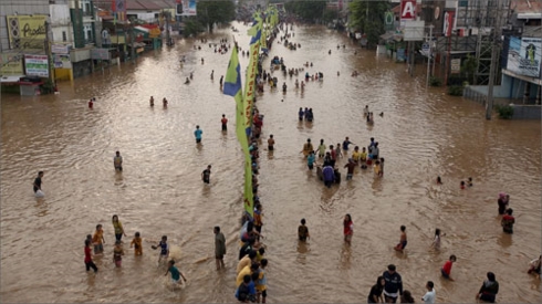Lũ lụt tại Indonesia. Ảnh: AP.