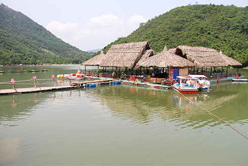 Bè du lịch của Công ty TNHH Hải Đăng tại hồ Kênh Hạ 1.
