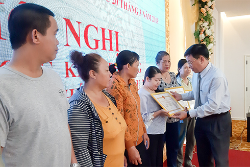 Lãnh đạo UBND TP. Nha Trang tặng giấy khen cho các gia đình hạnh phúc.