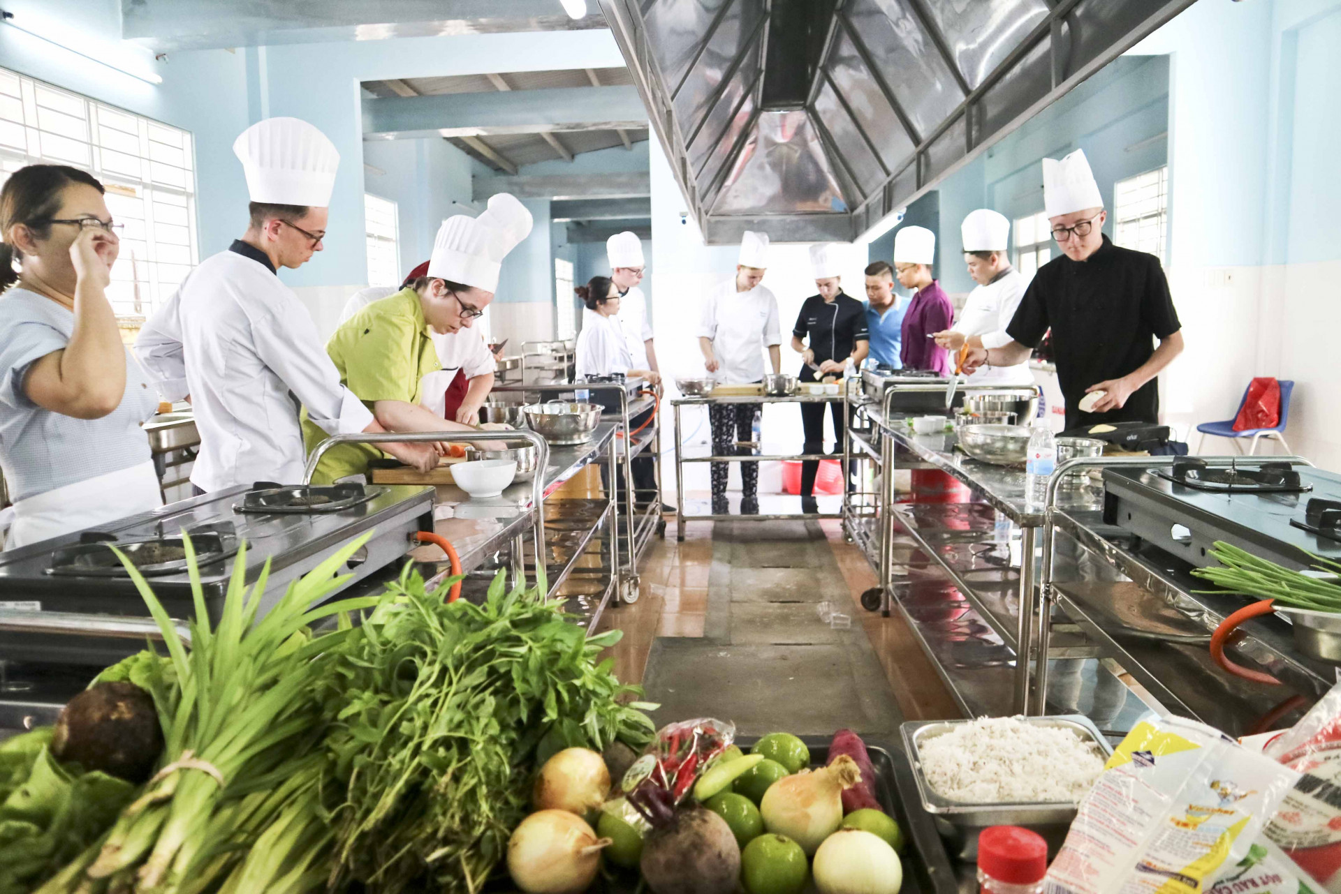 Sinh viên Pháp được giảng viên Trường Đại học Khánh Hòa dạy nấu món Việt. 