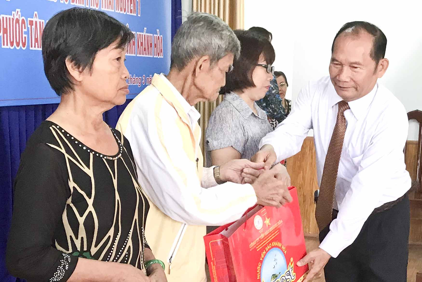 Ông Lê Xuân Hạnh - Trưởng Ban đại diện  Hội người cao tuổi tỉnh trao quà cho các  thành viên có hoàn cảnh khó khăn.