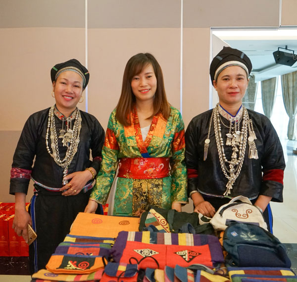 Trang phục truyền thống của đồng bào vùng cao được giới thiệu tại Hội nghị xúc tiến quảng bá du lịch Hà Giang - Di sản và Hoa